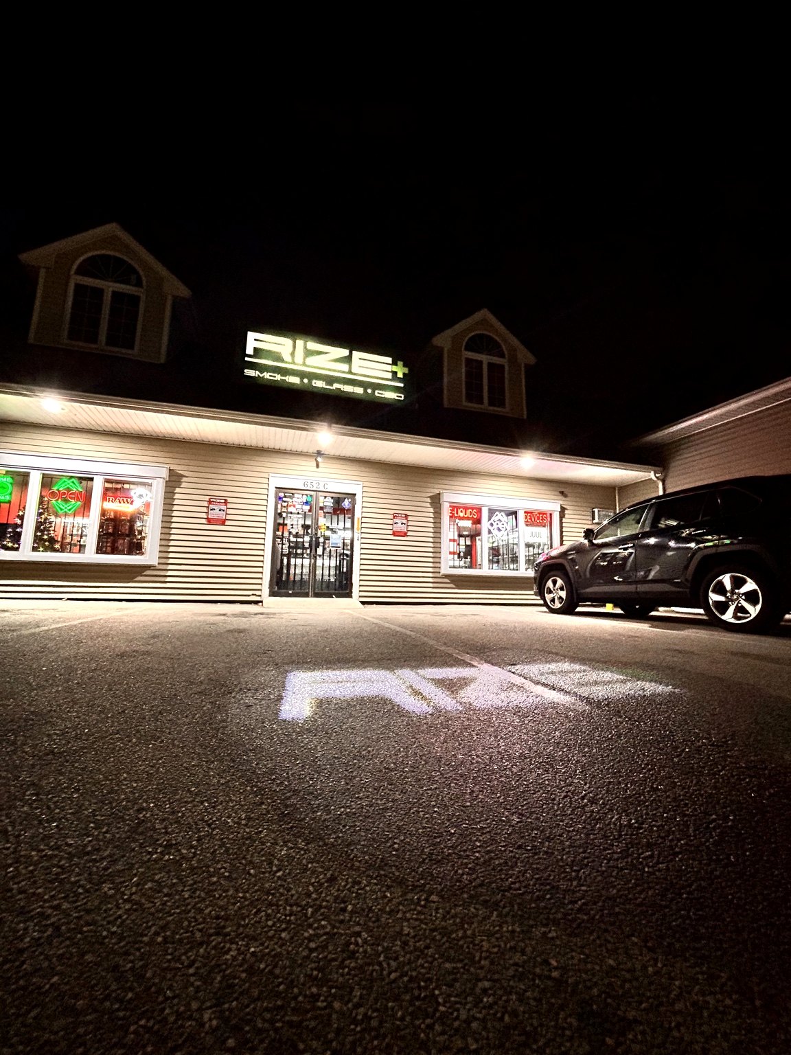Rize+ Worcester vape shop and smoke shop storefront on Park Ave